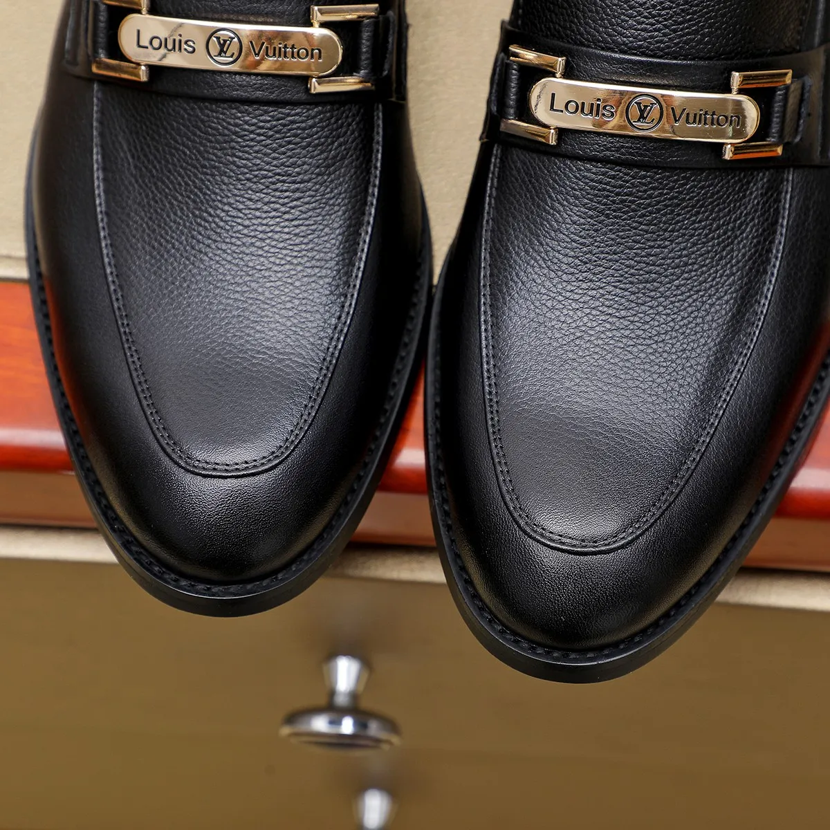 Men's Men's Shoes 💰420 💰[Louis Vuitton] LV high-end business formal leather shoes! ! Luxurious and elegant style, equal emphasis on practicality and style, professional focus on details and quality, counter original 1⃣️: 1⃣️ super accurate reproduction👍🏻! Material: The upper is made of imported original soft 🐂cowhide ➕imported first-layer sheepskin lining. Original anti-slip and wear-resistant outsole! Code number: 39--45, (38.46 custom-made) Large quantities in stock!